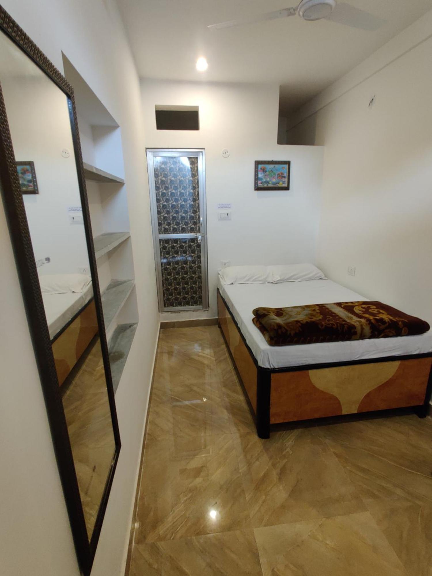 פושקאר Varah Square Guest House חדר תמונה