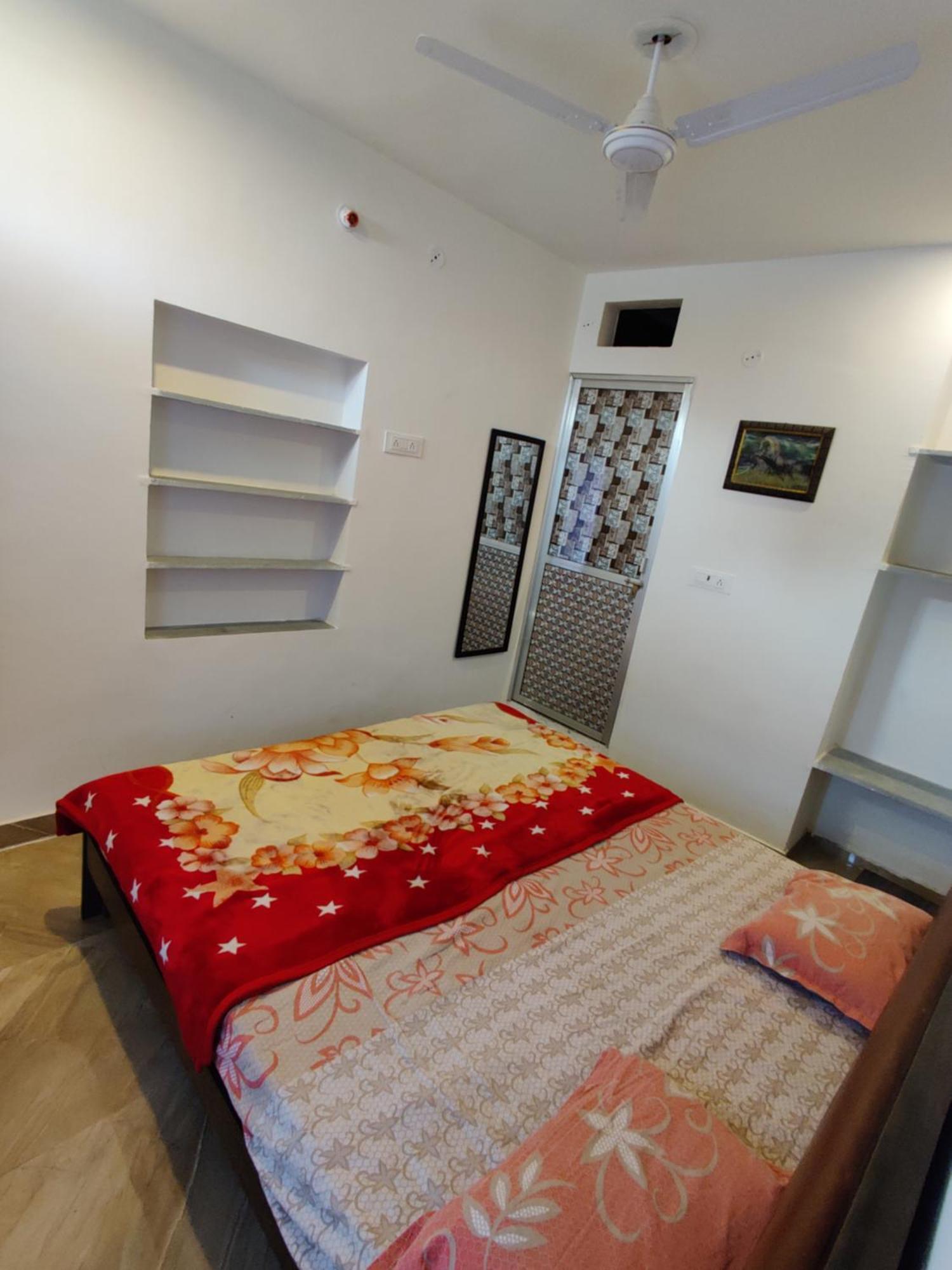 פושקאר Varah Square Guest House חדר תמונה